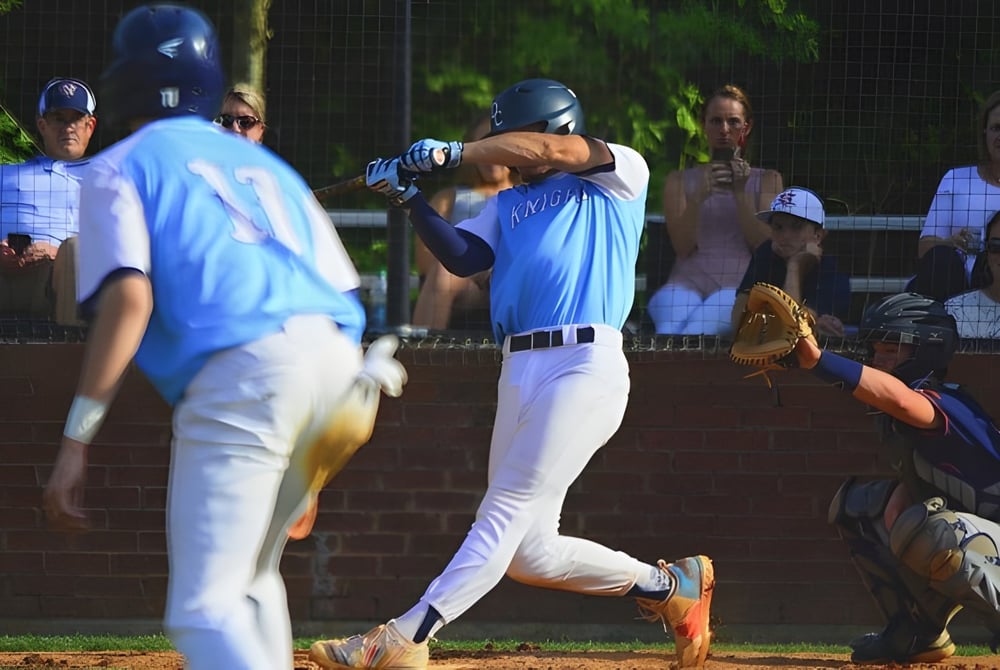 Schüler der Dominion Christian School spielen ein Baseballspiel auf dem Schulgelände vor Zuschauern.