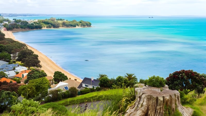 Eine malerische Küstenlandschaft mit türkisfarbenem Meer und Felsen im Vordergrund nahe dem Don College.