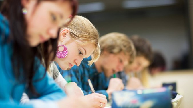 Eine Gruppe Schülerinnen und Schüler arbeitet konzentriert im Klassenzimmer der Donahies Community School.