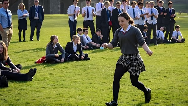 Schüler des Dover College führen auf einer Wiese eine Tanz- und Bewegungsübung in der Gruppe aus.