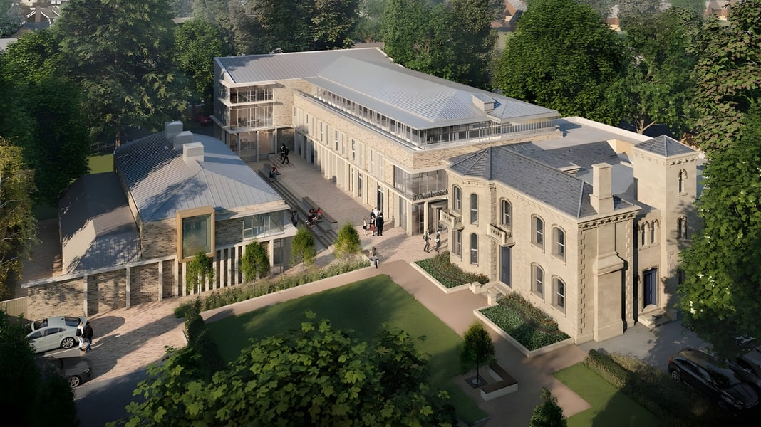 Das große steinerne Hauptgebäude des D'Overbroeck's College ist von Bäumen und Grünflächen umgeben.