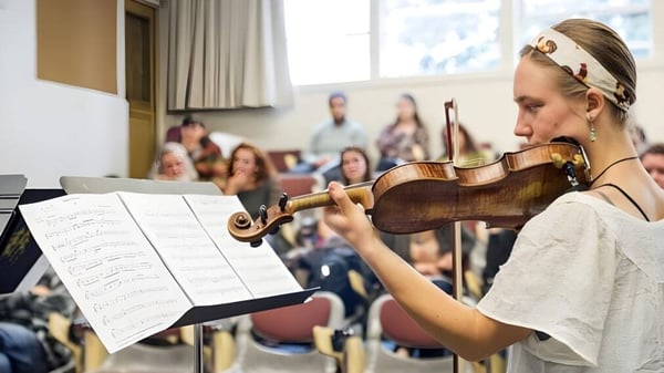 Eine Schülerin des Downingtown Area School District spielt Geige vor einem Publikum.