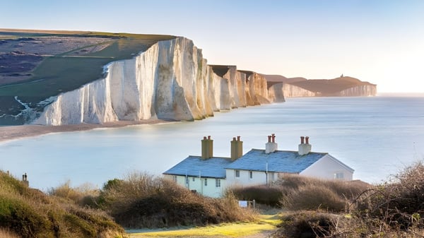 Die Downside School liegt nahe einer Küstenlandschaft mit weißen Klippen und einer ruhigen Bucht.