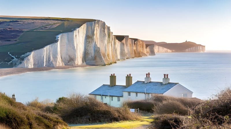 Die Downside School liegt nahe einer Küstenlandschaft mit weißen Klippen und einer ruhigen Bucht.