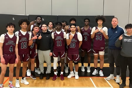 Eine Gruppe von jungen Basketballschülerinnen und -schülern steht im Trikot auf dem Basketballfeld der Dr. Frank J. Hayden Secondary School.