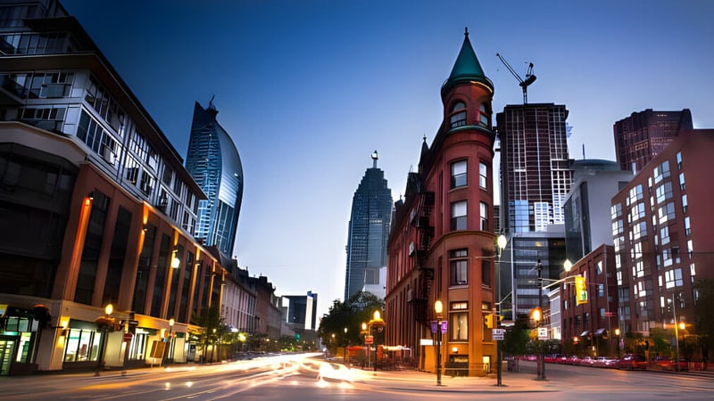 Nachtsicht auf eine belebte Stadtlandschaft mit Wolkenkratzern und historischen Gebäuden nahe dem Dr. Norman Bethune Collegiate Institute.