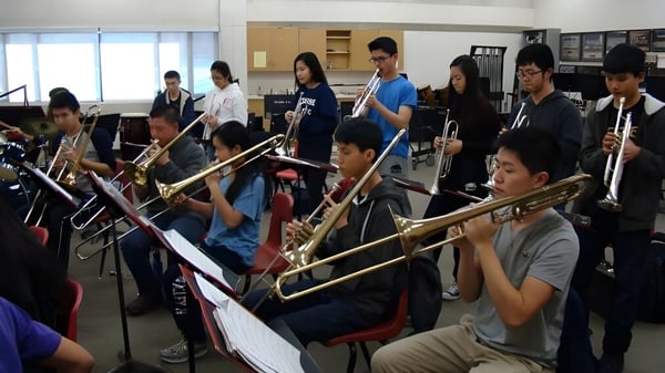 Schüler des Dr. Norman Bethune Collegiate Institute spielen Blechblasinstrumente im Musikunterricht.