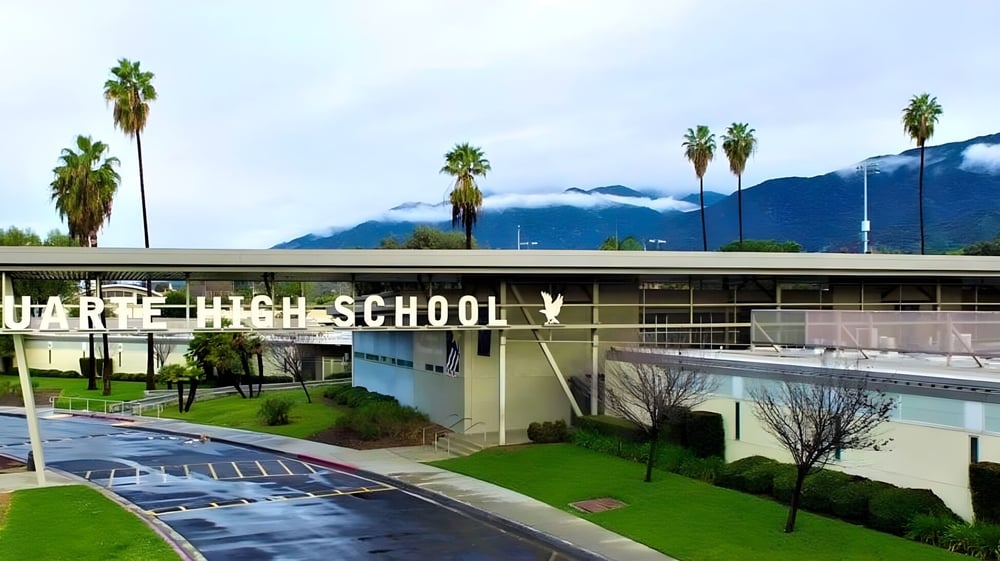 Der Campus des Duarte Unified School District mit Palmen im Vordergrund und Bergen im Hintergrund ist zu sehen.