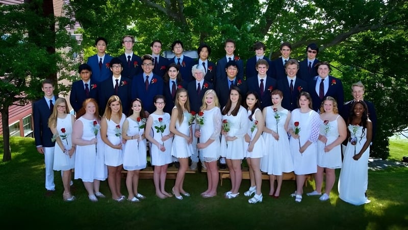 Eine Gruppe von Schülerinnen und Schülern der Dublin School steht zusammen in einer grünen Außenanlage.