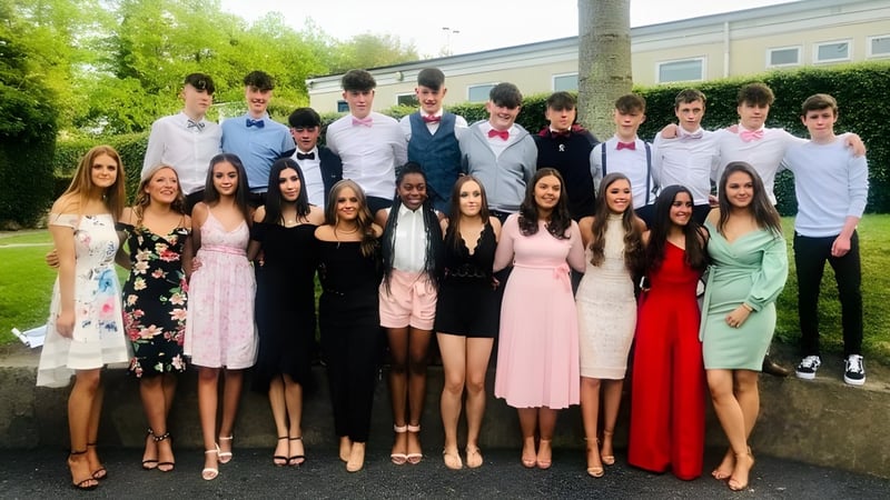 Eine Gruppe von Schülerinnen und Schülern des Duiske College steht bei einem Gebäude im Freien zusammen.