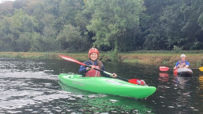 Zwei Menschen beim Kajakfahren auf einem ruhigen Gewässer in der Nähe des Duiske College.