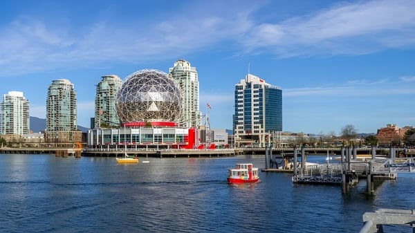 Moderne Stadtansicht mit markantem kuppelförmigem Gebäude und Wasserfront nahe der Dunbarton High School.