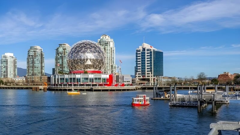 Moderne Stadtansicht mit markantem kuppelförmigem Gebäude und Wasserfront nahe der Dunbarton High School.