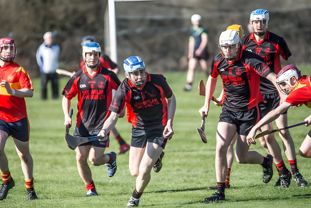 Eine Gruppe von Athleten läuft auf dem Sportplatz von Dungarvan College.
