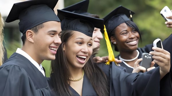 Eine Gruppe von Absolventinnen und Absolventen posiert in Abschlusskleidung im Freien auf dem Campus des Dungarvan College.