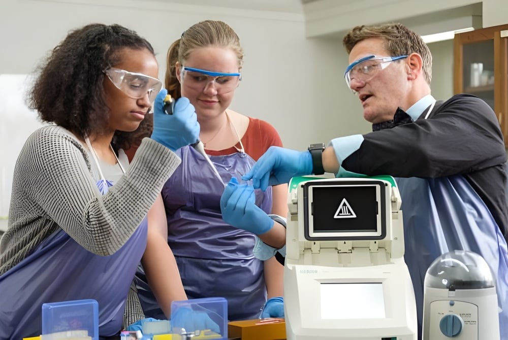 Drei Mediziner der Dunn School untersuchen ein medizinisches Gerät in einem Labor.