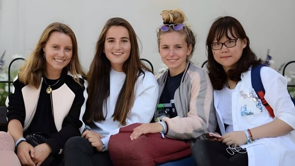 Vier Schülerinnen der Durham School posieren lächelnd in einer Außenanlage.