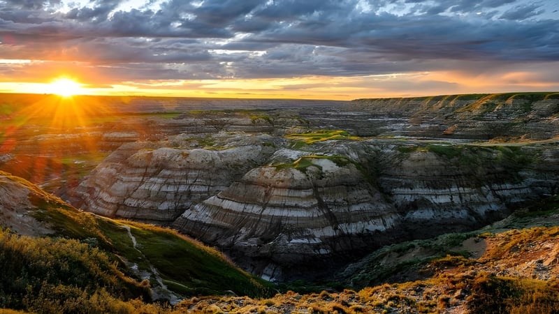 Dramatische Felsenlandschaft bei Sonnenuntergang nahe der Earl Marriott Secondary School.