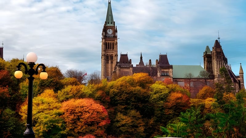 Im Herbst ist ein gotisches Gebäude auf dem Campus der Earl of March Secondary School von farbenfrohem Laub umgeben.