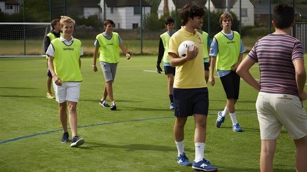 Eine Gruppe von Schülern der Earlscliffe School versammelt sich auf dem Sportfeld für eine Freizeitaktivität.