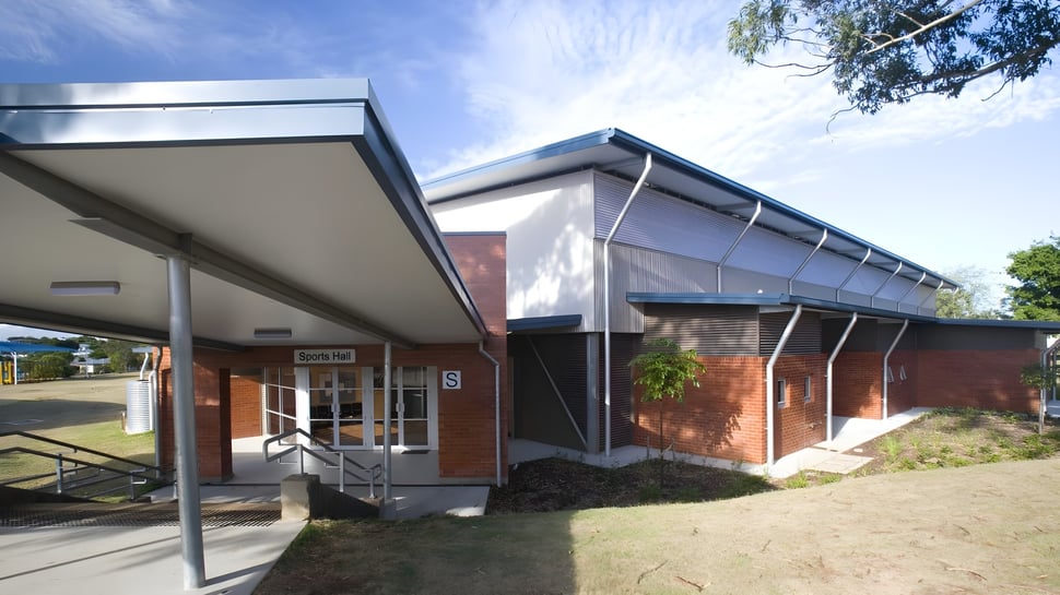 Das moderne eingeschossige Backsteingebäude mit überdachtem Eingang und Rasenfläche auf dem Campus des Earnshaw State College.