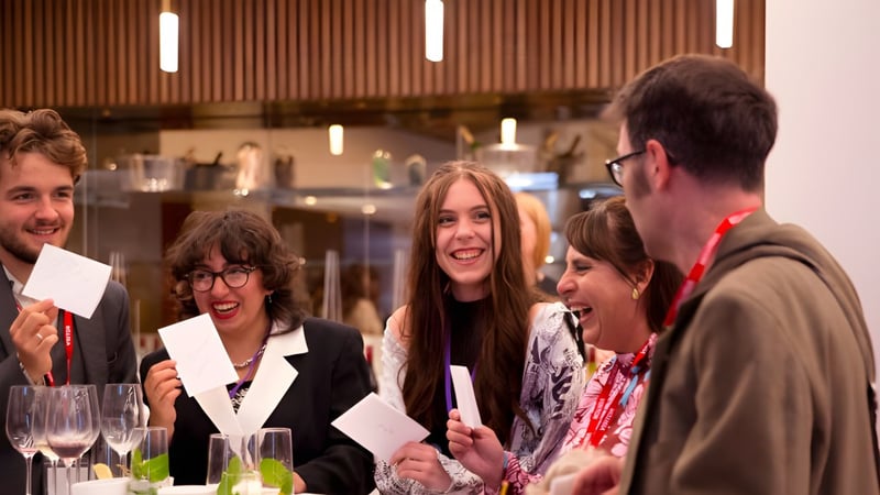 Eine Gruppe von Schülerinnen und Schülern unterhält sich bei einer Veranstaltung am East Sussex College Hastings.