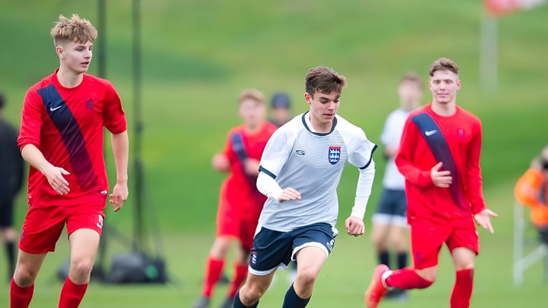 Schüler des East Sussex College Lewes spielen Fußball auf einem Rasenplatz mit Tor im Hintergrund.