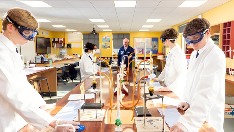 Schüler der Eastbourne Academy führen Experimente in einem hellen Labor mit wissenschaftlicher Ausstattung durch.