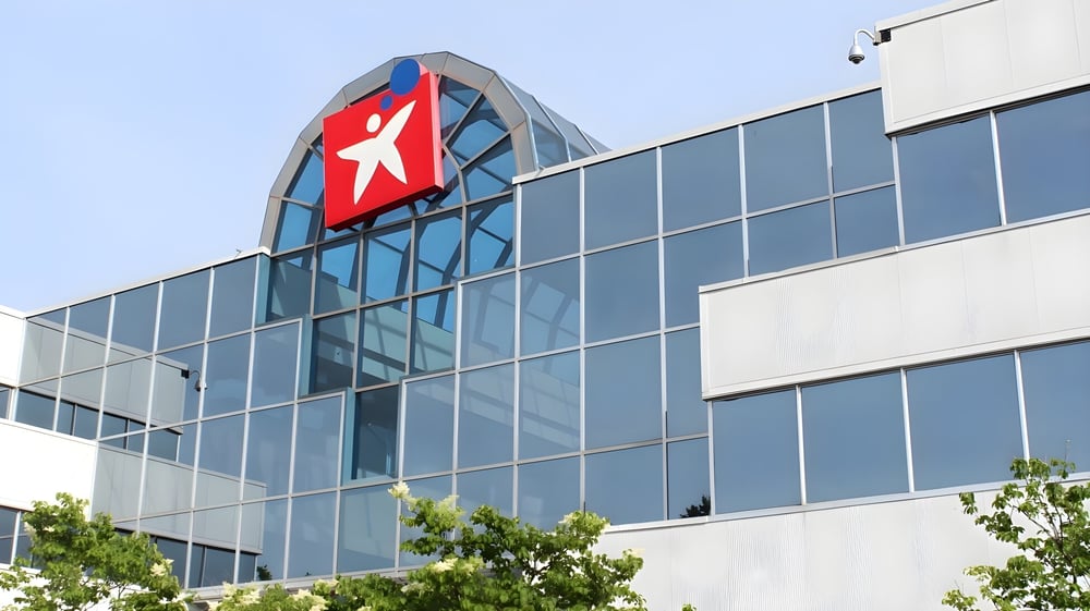 Das moderne Glasgebäude mit einem großen roten Stern auf der Fassade befindet sich auf dem Campus der Eastern Ontario Public Schools.