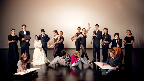 Eine Gruppe von Personen in formeller Kleidung posiert gemeinsam auf einer Bühne bei Eastern Ontario Public Schools.