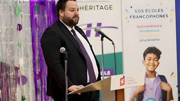 Ein Mann im Anzug hält eine Rede am Rednerpult auf einer Veranstaltung der Eastern Ontario Public Schools.