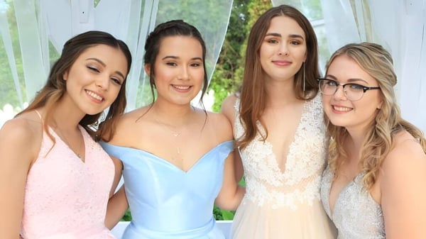 Vier Schülerinnnen der Eastside Secondary School posieren vor einem Fenster mit grünem Außenausblick.