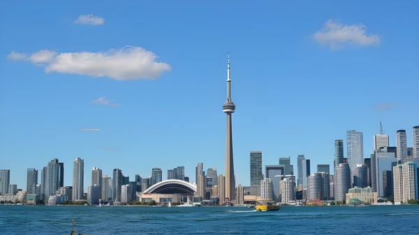 Blick auf die moderne Skyline mit Turm und Wolkenkratzern nahe dem Wasser am Campus der Eastview Secondary School.