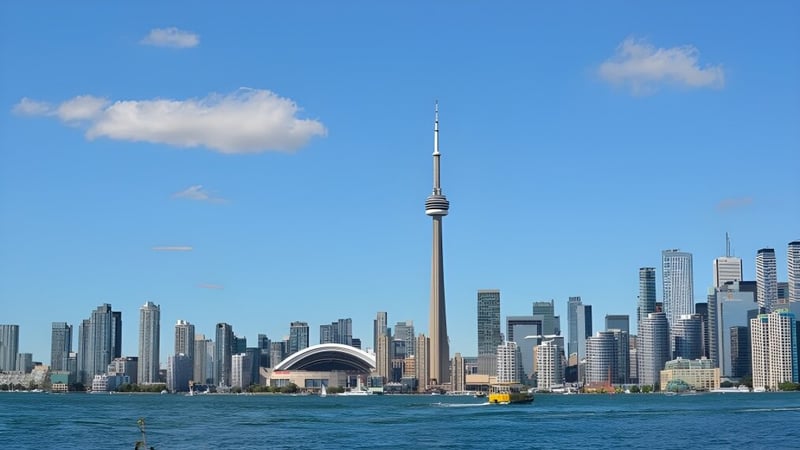 Blick auf die moderne Skyline mit Turm und Wolkenkratzern nahe dem Wasser am Campus der Eastview Secondary School.