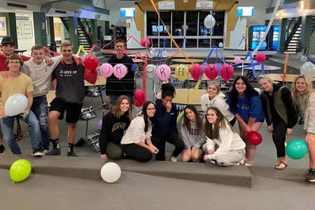 Eine Gruppe von Schülerinnen und Schülern versammelt sich im Gemeinschaftsraum der École Camrose Composite High School.