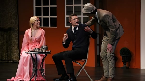 Schüler der École Camrose Composite High School führen eine Theaterszene mit einer Frau im rosa Kleid und zwei Männern auf.