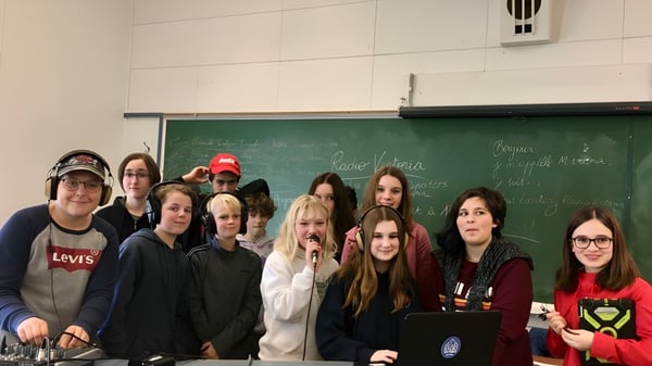 Eine Gruppe Schüler steht vor einer Tafel im Klassenraum der École Côte du Soleil.