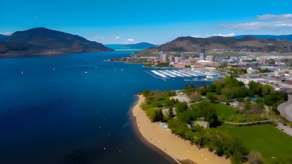 Blick auf die Küstenstadt mit Bergen und See in der Nähe der École de l'Anse-au-sable.