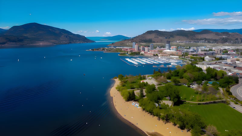 Blick auf die Küstenstadt mit Bergen und See in der Nähe der École de l'Anse-au-sable.