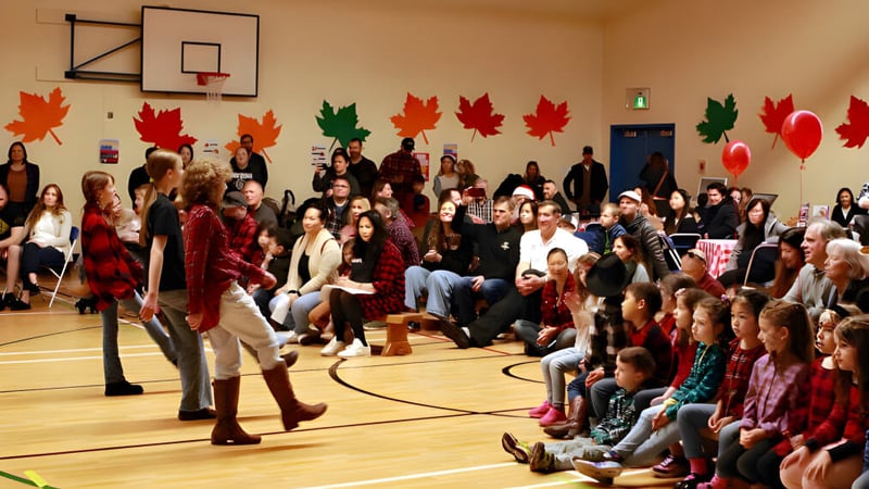 Eine große Gruppe von Schülerinnen und Schülern versammelt sich in der Turnhalle der École du Bois-Joli und verfolgt eine Präsentation in der Mitte.