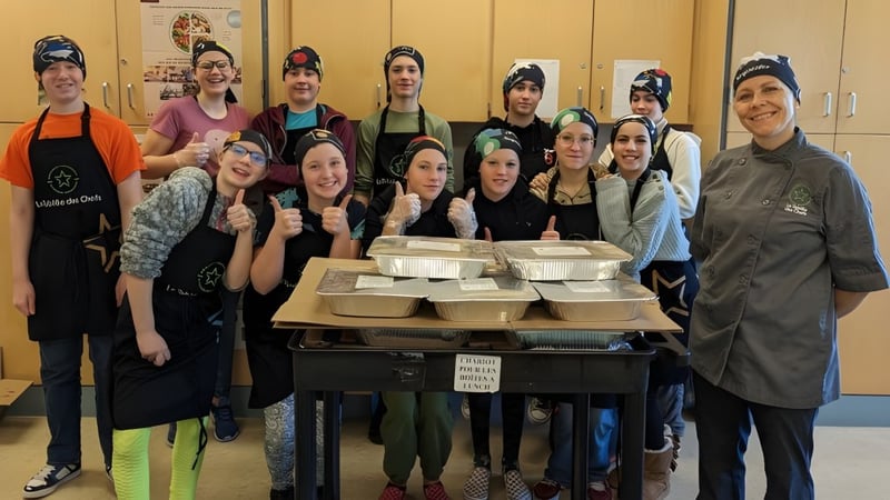 Eine Gruppe Schüler der École Entre-Lacs bereitet gemeinsam Speisen in einer Kochaktivität vor.