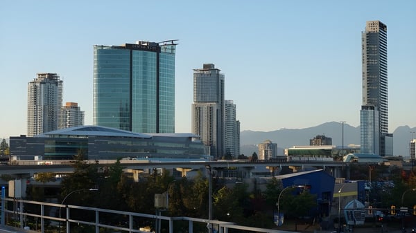 Eine moderne Stadtlandschaft mit Hochhäusern im Hintergrund vor der École Gabrielle-Roy.