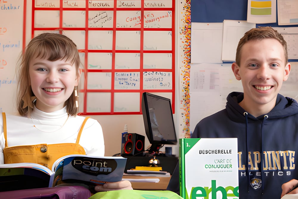 Zwei Schülerinnen und Schüler sitzen zusammen im Klassenzimmer der École J.E. Lapointe School.