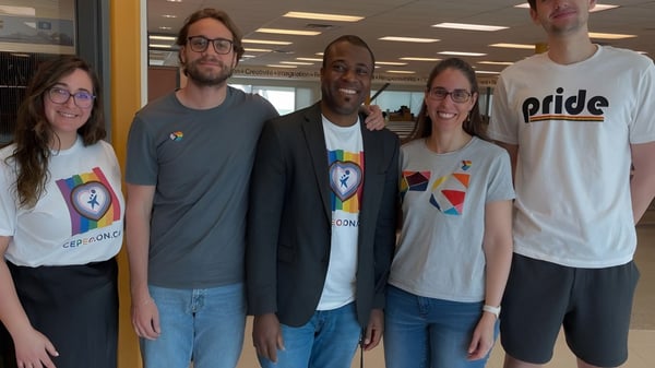 Fünf Personen stehen gemeinsam in einem Büro auf dem Campus der École secondaire publique Maurice Lapointe.