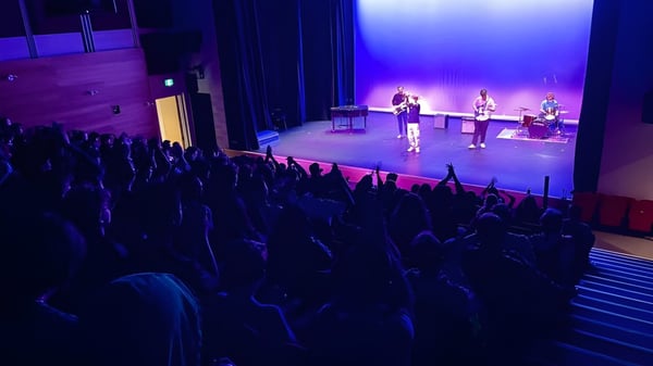 Eine große Gruppe Schülerinnen und Schüler besucht eine Bühnenaufführung im Auditorium der École secondaire publique Mille-îles.