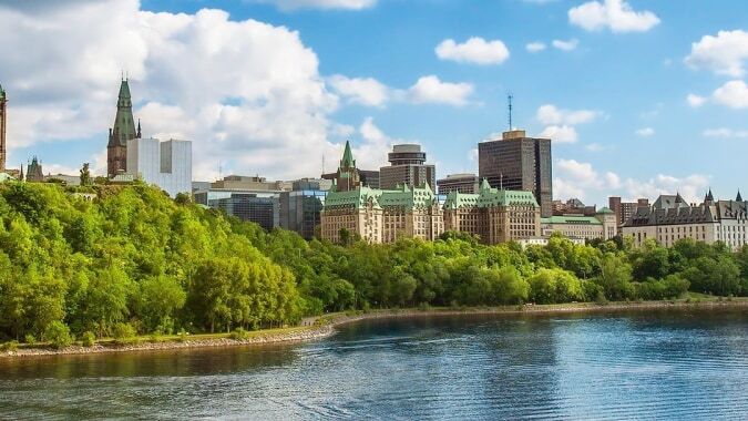 Blick auf die Stadtlandschaft mit Fluss und Grünflächen nahe der École secondaire publique Omer-Deslauriers.