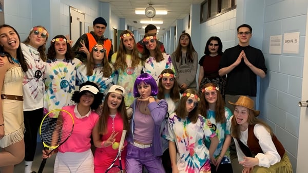 Eine Gruppe Schülerinnen und Schüler der École Polyvalente Secondaire Curé-Mercure steht im Flur vor Schließfächern.