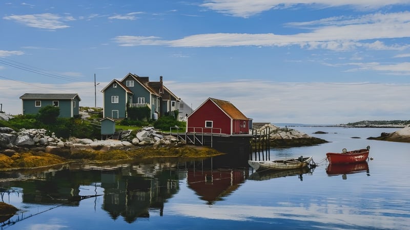 Ein malerisches Küstendorf mit bunten Häusern und Booten vor ruhigem Wasser auf dem Campus der École Sainte-Anne.