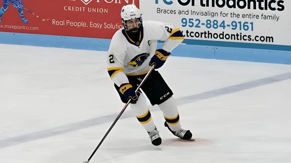 Ein Hockeyspieler steht in voller Ausrüstung auf dem Eisfeld der École Salish Secondary School.
