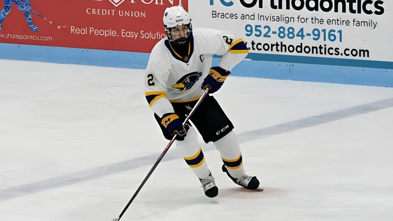 Ein Hockeyspieler steht in voller Ausrüstung auf dem Eisfeld der École Salish Secondary School.